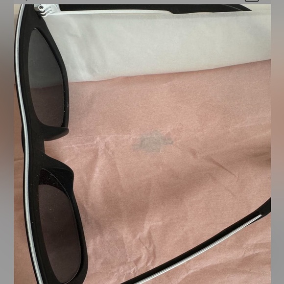 Givenchy - Picture 1 of 3